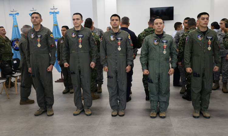 Personal militar de la Fuerza Aeroespacial recibe condecoración por resultados operacionales