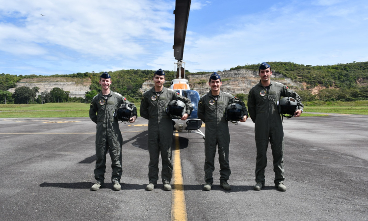 Oficiales chilenos cumplen su primer vuelo solo en helicóptero TH-67