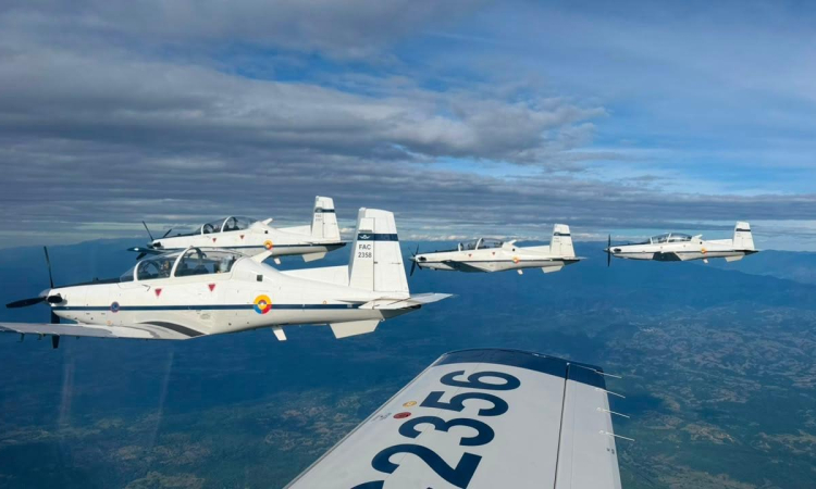 Volar solos un T-6 Texan II reto superado para cinco jóvenes colombianos 
