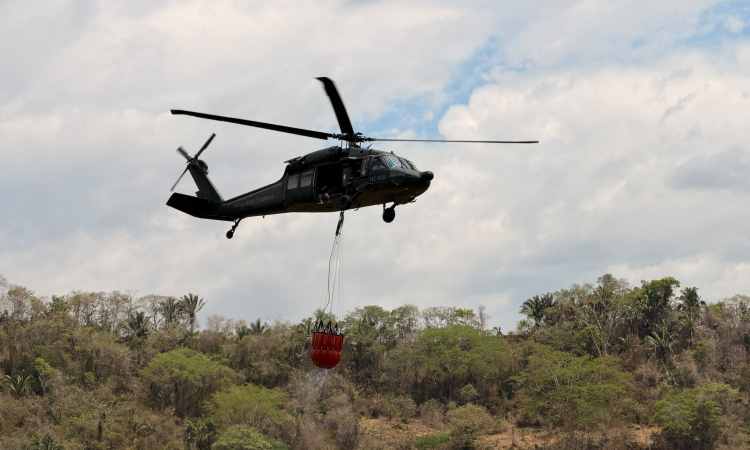 La Fuerza Aérea Colombiana continúa en la lucha contra incendios en Tolima