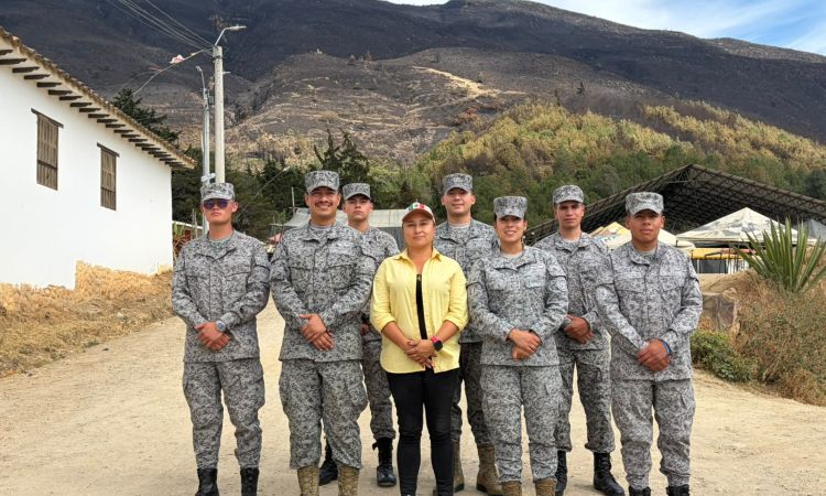 Fuerza Aérea Colombiana brinda apoyo ante incendio forestal en Villa de Leyva