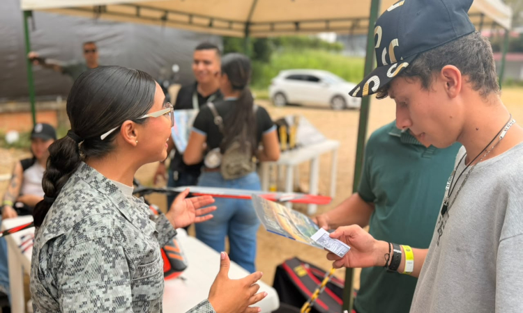 Jóvenes de Florencia conocen oportunidades para servir desde la Fuerza Aérea Colombiana
