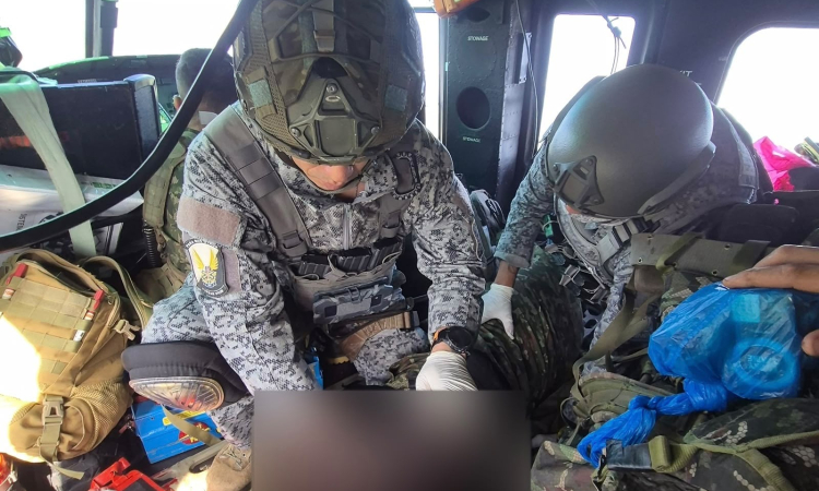 Sargento herido en campo minado se reencontró con su hijo, un soldado Fuerza Aérea
