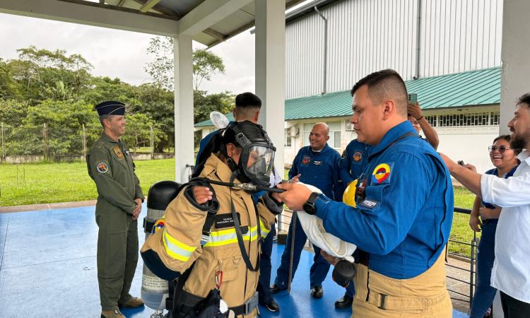Jóvenes del SENA exploraron las capacidades aéreas y operacionales en el Amazonas.