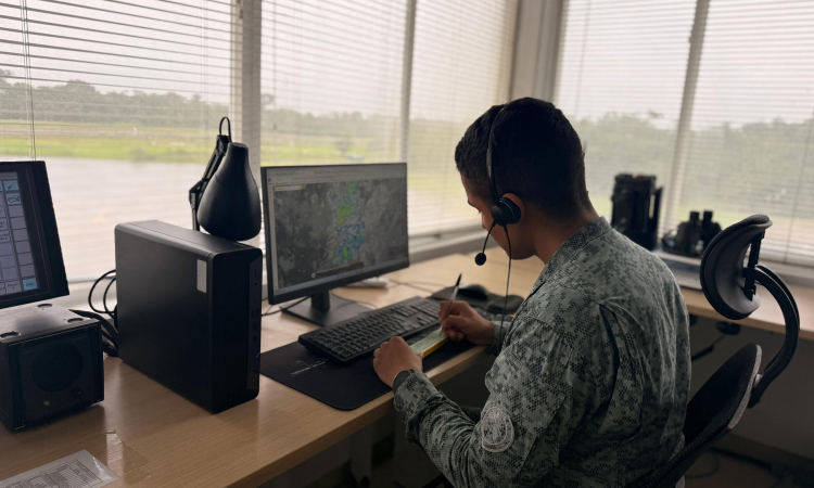 Controladores aéreos conectan los cielos del Amazonas con la misión