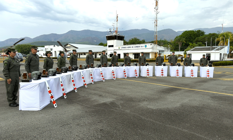 Así se forman 14 Oficiales del Ejército Nacional como pilotos de helicóptero 