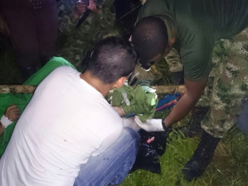 Fuerza Aérea Colombiana salva la vida de campesino herido por artefacto explosivo 