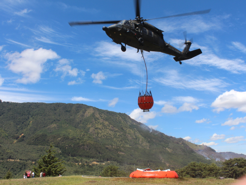 Fuerza Aérea Colombiana combate incendio forestal en los cerros orientales de Medellín