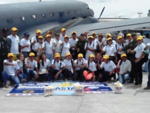 Un día diferente vivieron 24 jóvenes del Vichada en la F-Air-2015