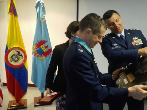 Fuerza Aérea rinde homenaje de despedida al  Jefe de la Misión Aérea de la USAF
