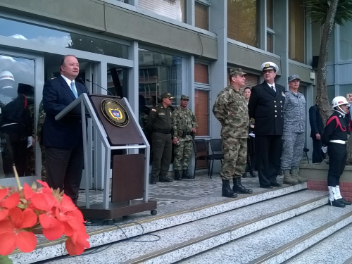 Ministro de Defensa saluda a integrantes de las Fuerzas Militares y de Policía