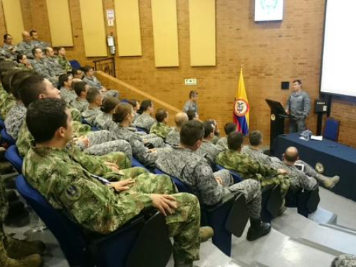 Des Officiers des Cours de Promotion reçoivent une conférence par le Commandant de la Force Aérienne 