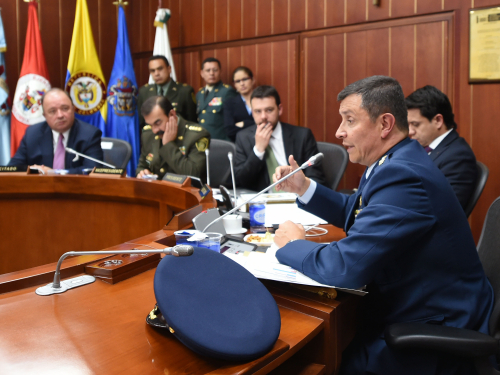 Commandant de la Force Aérienne Colombienne assiste au Sénat