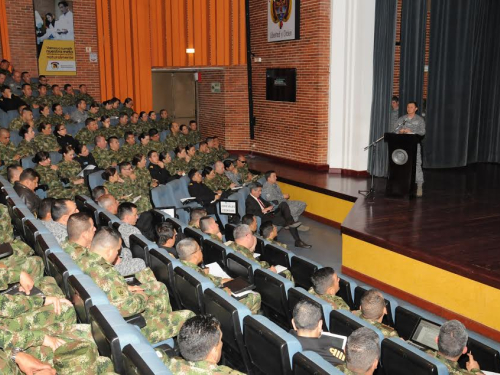 Des Officiers du Cours des Hauts Études Militaires reçoivent le Commandant de la Force Aérienne
