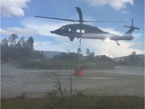 Fuerza Aérea continúa operaciones de extinción de incendios en Villa de Leyva