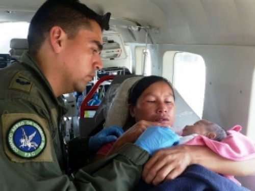 Fuerza Aérea salvó la vida de bebé indígena recién nacido 