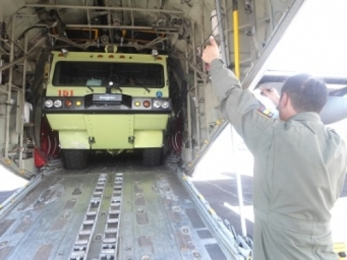 Fuerza Aérea Colombiana traslada carro de bomberos aeronáuticos a la isla