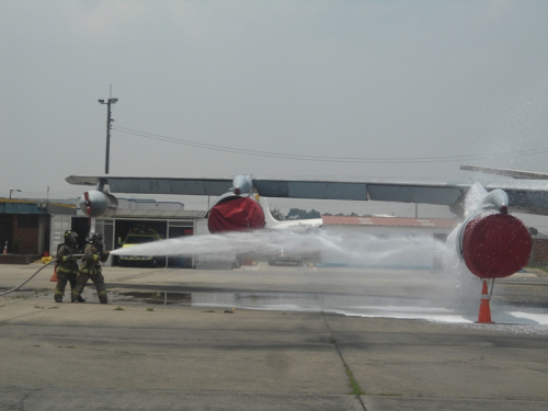 Bomberos de Bogotá se capacitan en extinción de incendios de aeronaves en CATAM