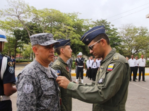 Oficiales y suboficiales de CACOM-3 reciben distintivos militares