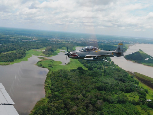 Fuerza Aérea Colombiana apoya a la Aeronáutica Civil en reparación de radar en el sur del país
