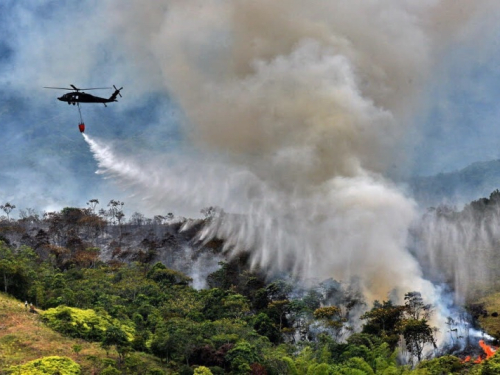 La Force Aérienne, fondamentale pour la lutte contre les incendies au Sud-ouest colombien
