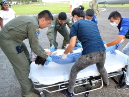 Fuerza Aérea traslada dos jóvenes en grave estado de salud 