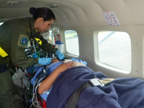 Mujer indígena en crítico estado de salud es trasladada por la Fuerza Aérea en el Meta