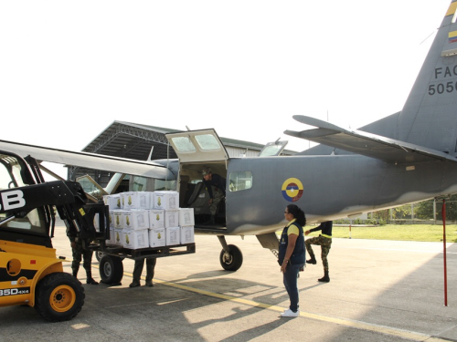 Fuerza Aérea Colombiana transporta ayuda humanitaria a población indígena en el Amazonas