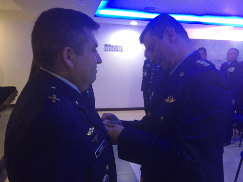 Comandante FAC impone medallas militares 
