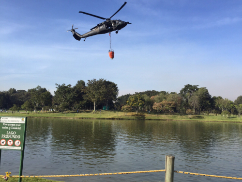 La Force Aérienne appuie la lutte contre les incendies à Bogota
