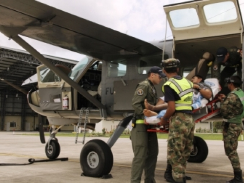 Fuerza Aérea Colombiana traslada a hombre indígena en delicado estado de salud