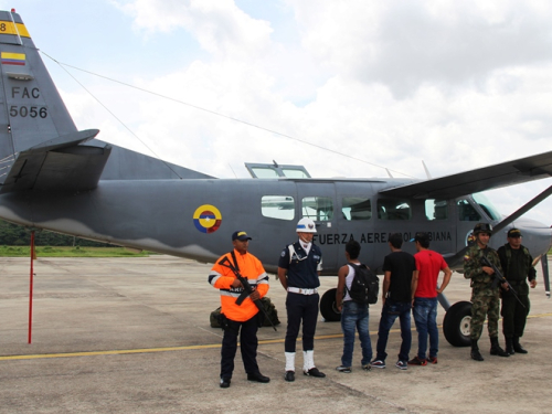 Fuerza Aérea Colombiana transporta 2 hombres capturados y 1 aprehendido por narcotráfico