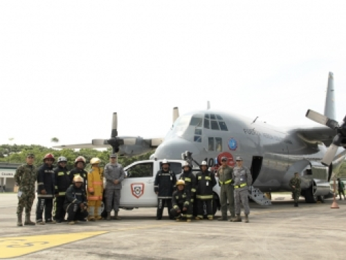 Fuerza Aérea Colombiana transporta nuevo carro de bomberos para Leticia
