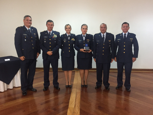Fuerza Aérea entrega Premio "Alas de Esperanza".