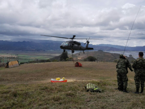 Fuerza Aérea apoya extinción de incendios en Guachetá, Cundinamarca