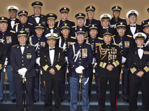 Les officiers de la Force Aérienne Colombienne culminent le Cours de Hauts Études Militaires -CAEM