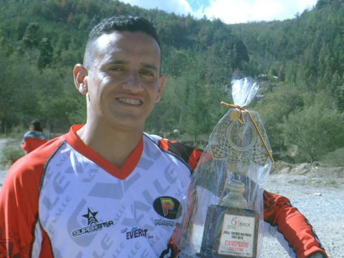 Pour la deuxième fois, un sous-officier de la Force Aérienne Colombienne est le champion national de Bicross