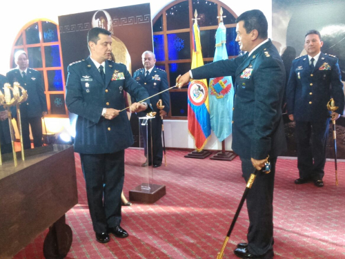 Commandant de la Force Aérienne a remis les épées aux officiers supérieurs