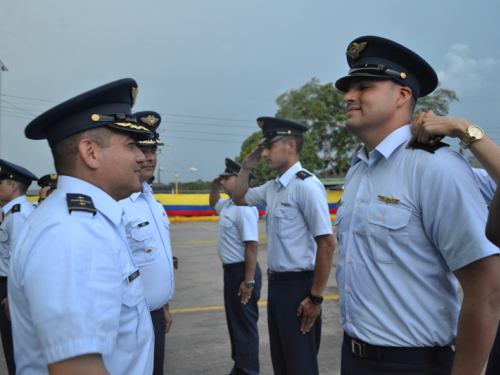 Oficiales de la Fuerza Aérea ascienden en el sur del país 