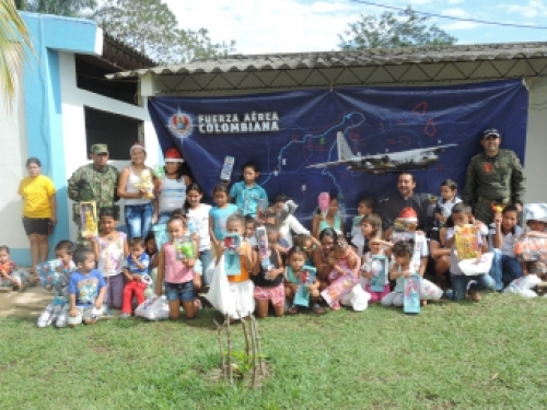 Aeronaves de la fuerza aérea llegan cargadas de regalos a Guacacias- Vichada