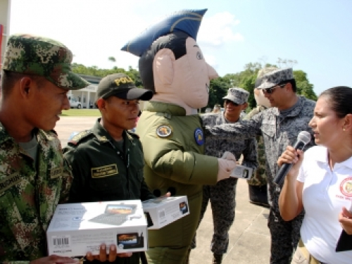 Presidencia de la República entrega regalos de navidad a militares y policías en el Amazonas.
