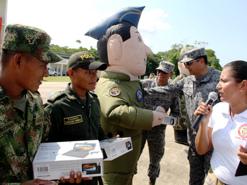 Presidencia de la República de Colombia entrega regalos de navidad a militares y policías en el Amazonas