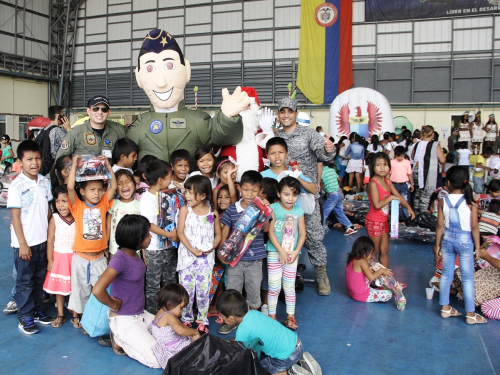 Fuerza Aérea Colombiana adelanta la navidad a más de 500 niños de comunidades indígenas del Amazonas