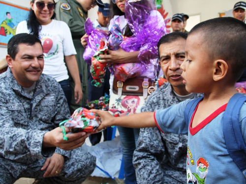 Grupo Aéreo del Amazonas entregó regalos de navidad a niños indígenas de Leticia