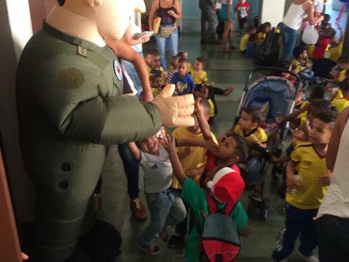 Fuerza Aérea Colombiana adelanta la navidad a niños y niñas de Cali