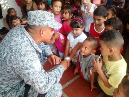  Las alas de la Fuerza Aérea Colombiana llevaron regalos a Caracolí en Malambo