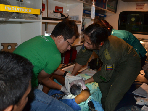 Fuerza Aérea evacuó de urgencia a madre indígena y segundos después del aterrizaje nació su bebé en instalaciones de la Base Aérea