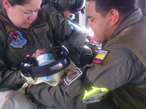 Aeronaves de la Fuerza Aérea salvan la vida de una mujer y su bebé recién nacid
