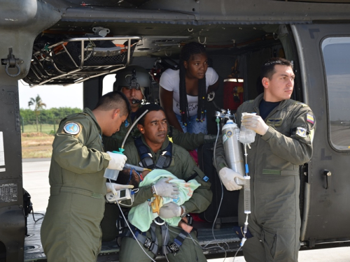 Fuerza Aérea Colombiana salva la vida de un bebé de 2 meses de nacido