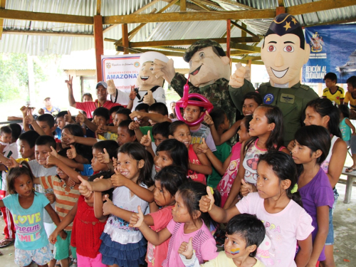 Fuerzas Militares y Policía Nacional llevan alegría a niños indígenas de San Juan de Atacuari, Amazonas